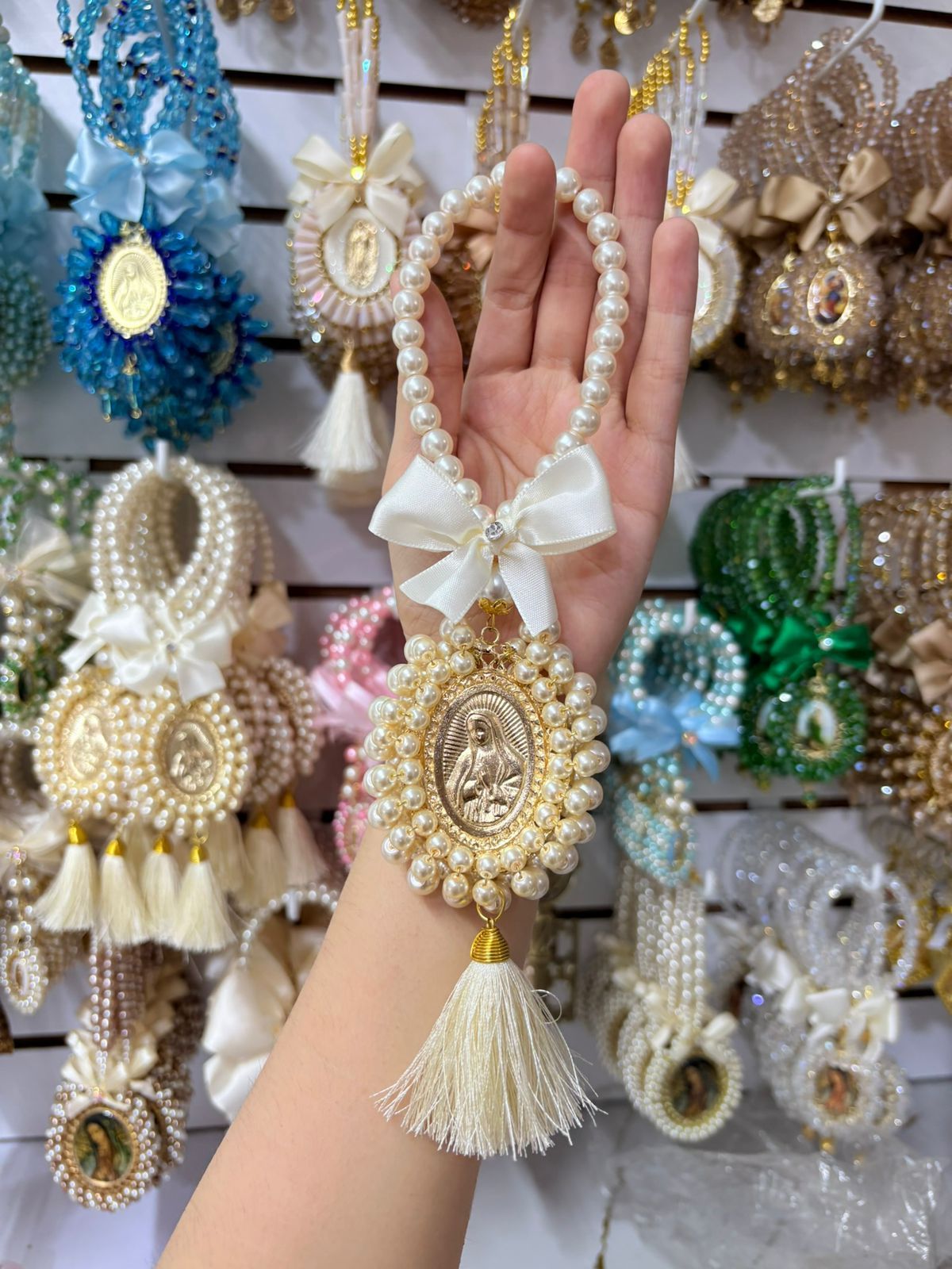 Bendicion Perlas Beige con Borla Virgen Guadalupe